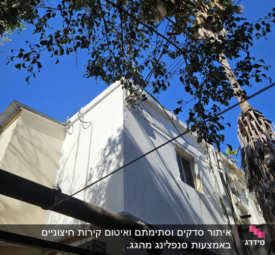 צביעת חזית חיצונית של בניין בגובה